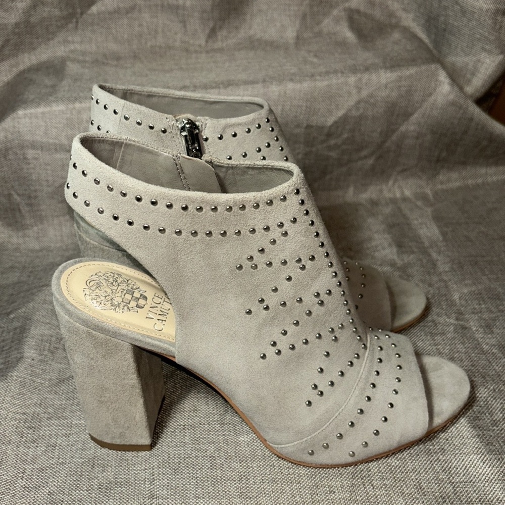 ❤️ Vince Camuto Winelta Tan Suede Studded Booties Heels Size 9.5